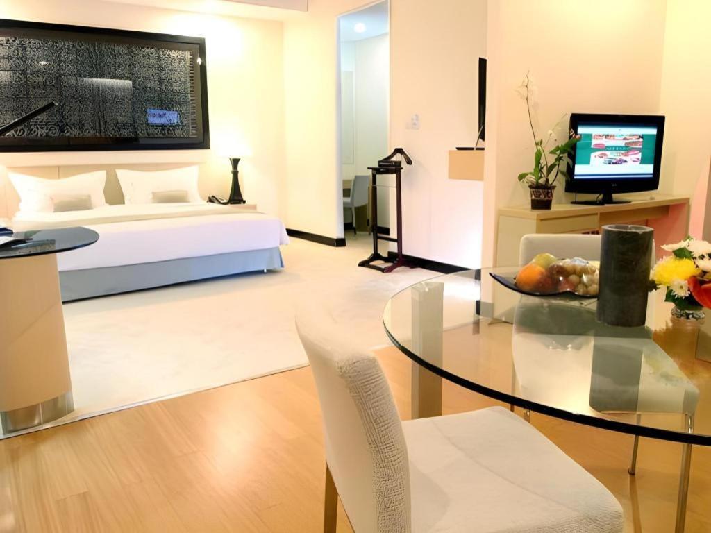 Sintesa Peninsula Hotel 5*