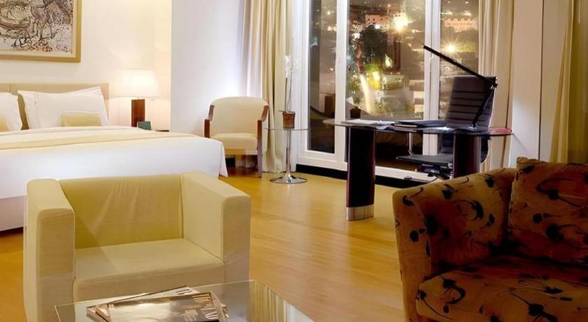 Sintesa Peninsula Hotel